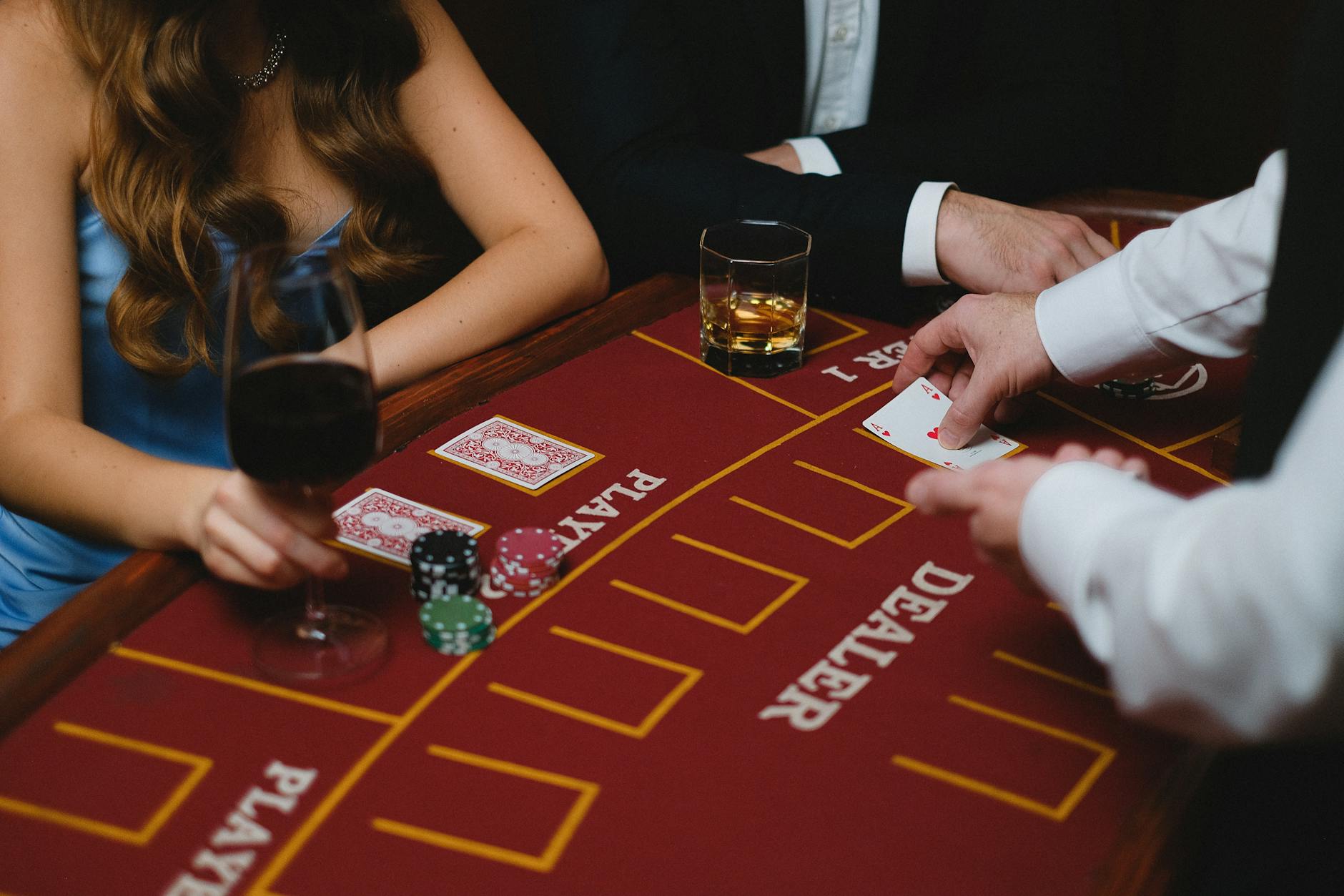Người chơi ghi chép vốn cược bên cạnh chip casino