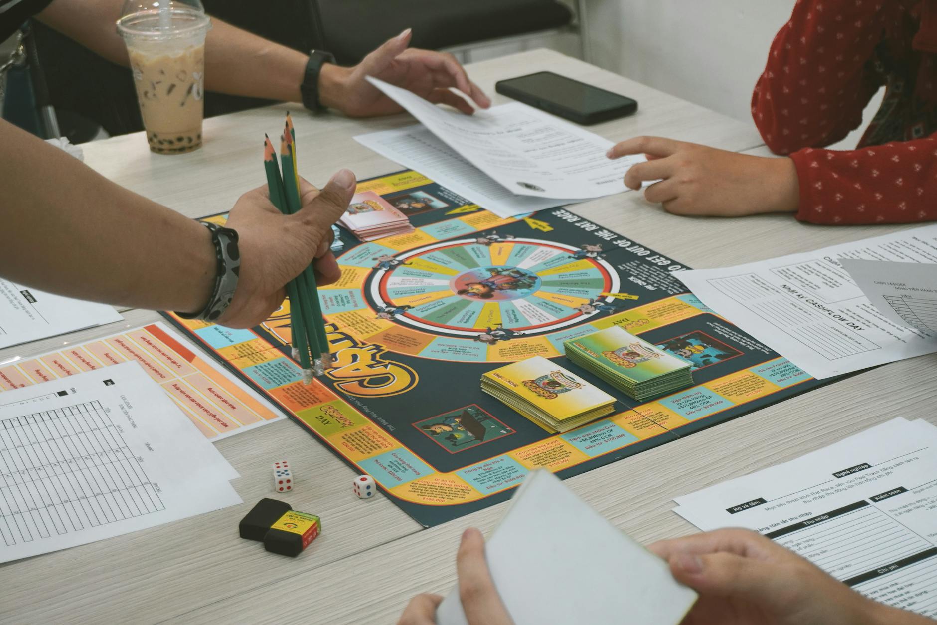 Minh họa quản lý ngân sách khi chơi game bằng điện thoại và ghi chú