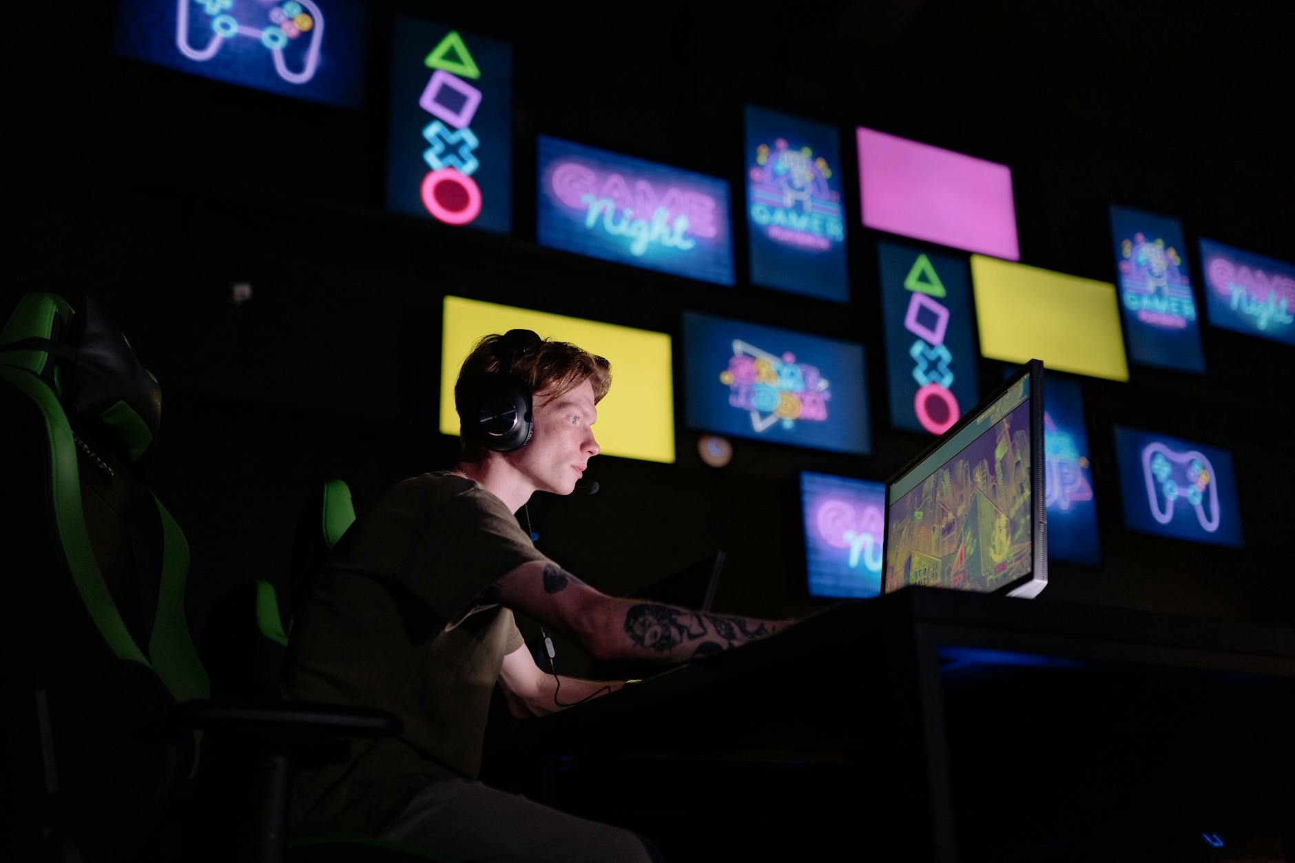 Người chơi phân tích dữ liệu trận đấu eSports trước khi đặt cược