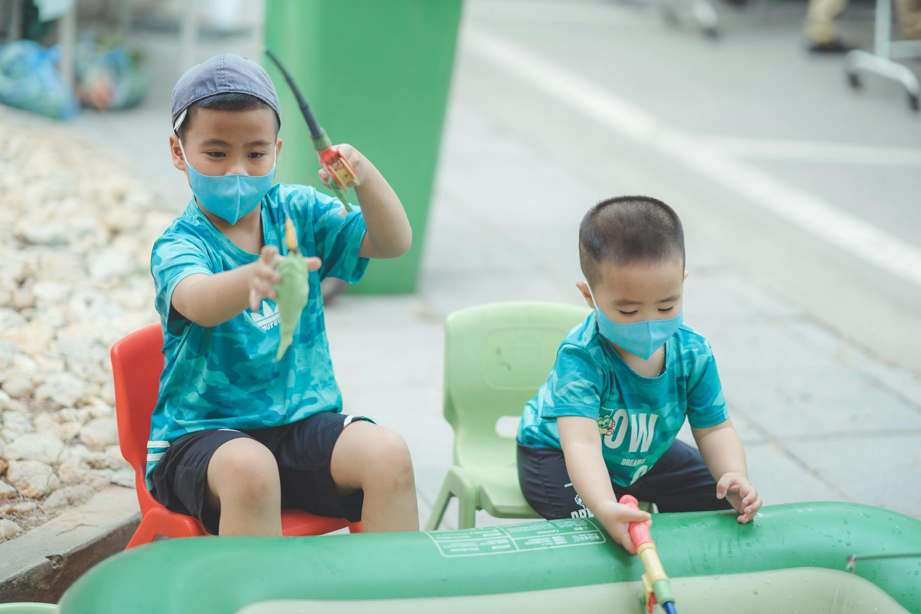 Giao diện bắn cá với đàn cá nhỏ di chuyển theo cụm để minh họa cách chọn mục tiêu dễ bắn